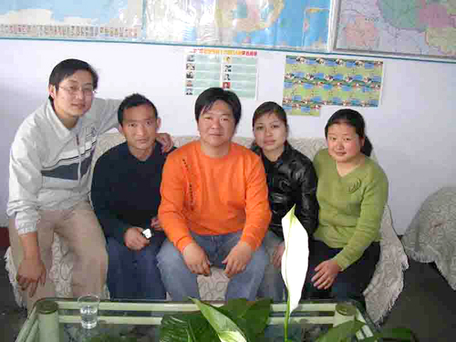 一品鮮總經理王威與客戶合影