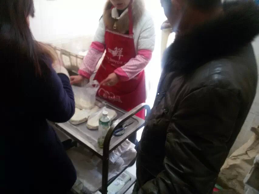 工作人員給客戶介紹一品鮮燴面機生產出來的面坯特點