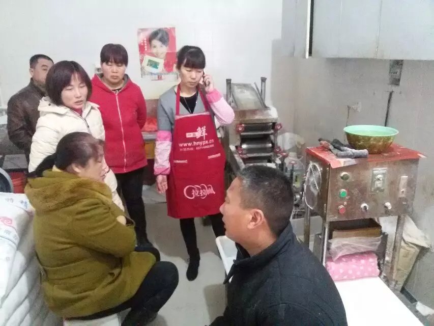 周口客戶和阜陽客戶前來考察燴面機設備