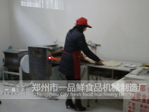 陜西西安加盟客戶正在進行扯面生產(chǎn)