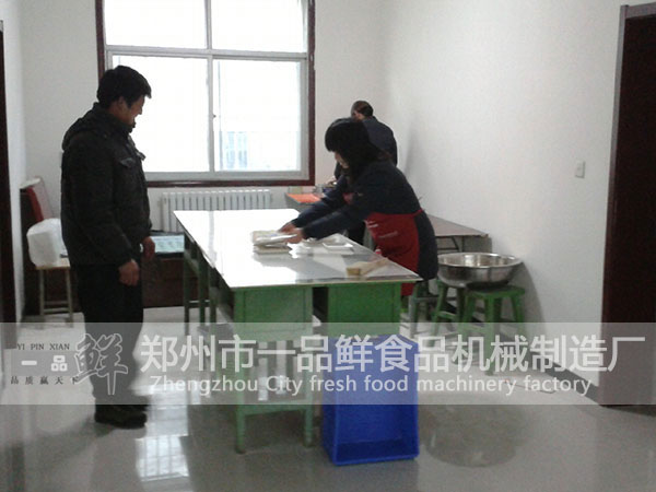 陜西西安加盟客戶正在進行拉條包裝