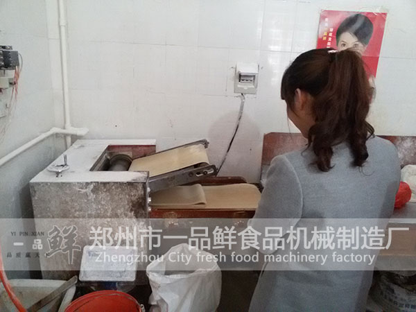 給客戶演示揉壓機的揉面過程