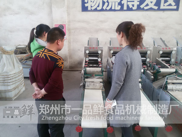 講解雙輥三刀燴面機的優勢