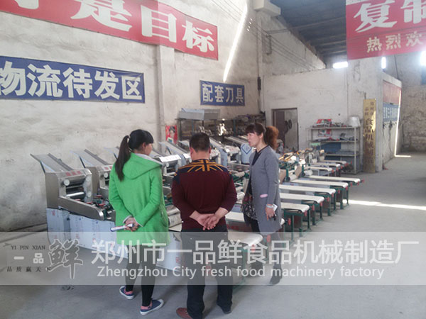 講解雙輥雙刀燴面機的特點