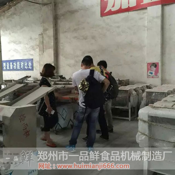 工作人員給客戶介紹全自動揉壓機