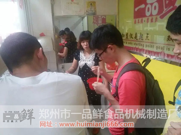 工作人員現場下鍋煮面,客戶在品嘗面的口感