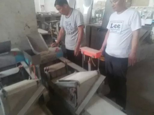 工廠技術師傅現場調試趙先生購買的設備