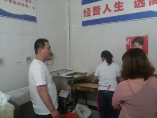 工作人員正在現場生產燴面坯