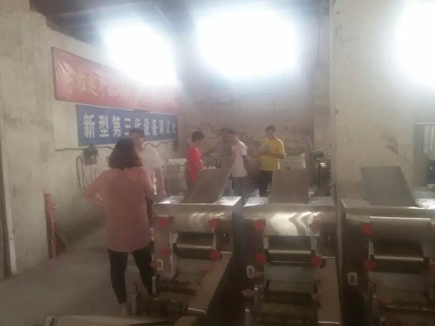 廠里技術師傅現場調試機器