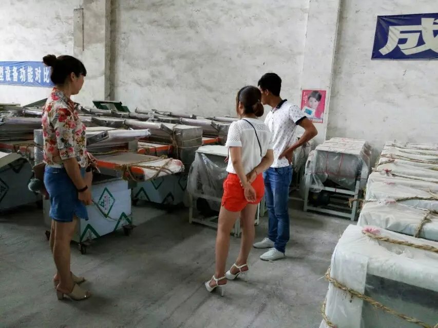 工作人員講解半自動揉壓機和全自動揉壓機的區別