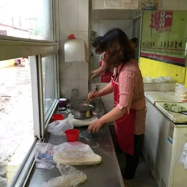 工作人員在批發店現場生產燴面現在下鍋品嘗