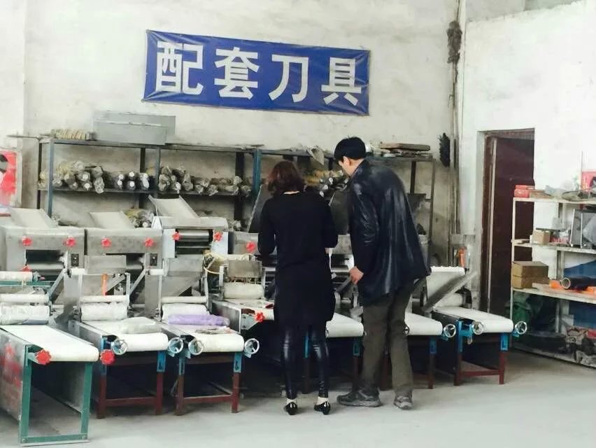 吉林李先生使用一品鮮多功能拉面機(jī)扯面機(jī)代替手工做面